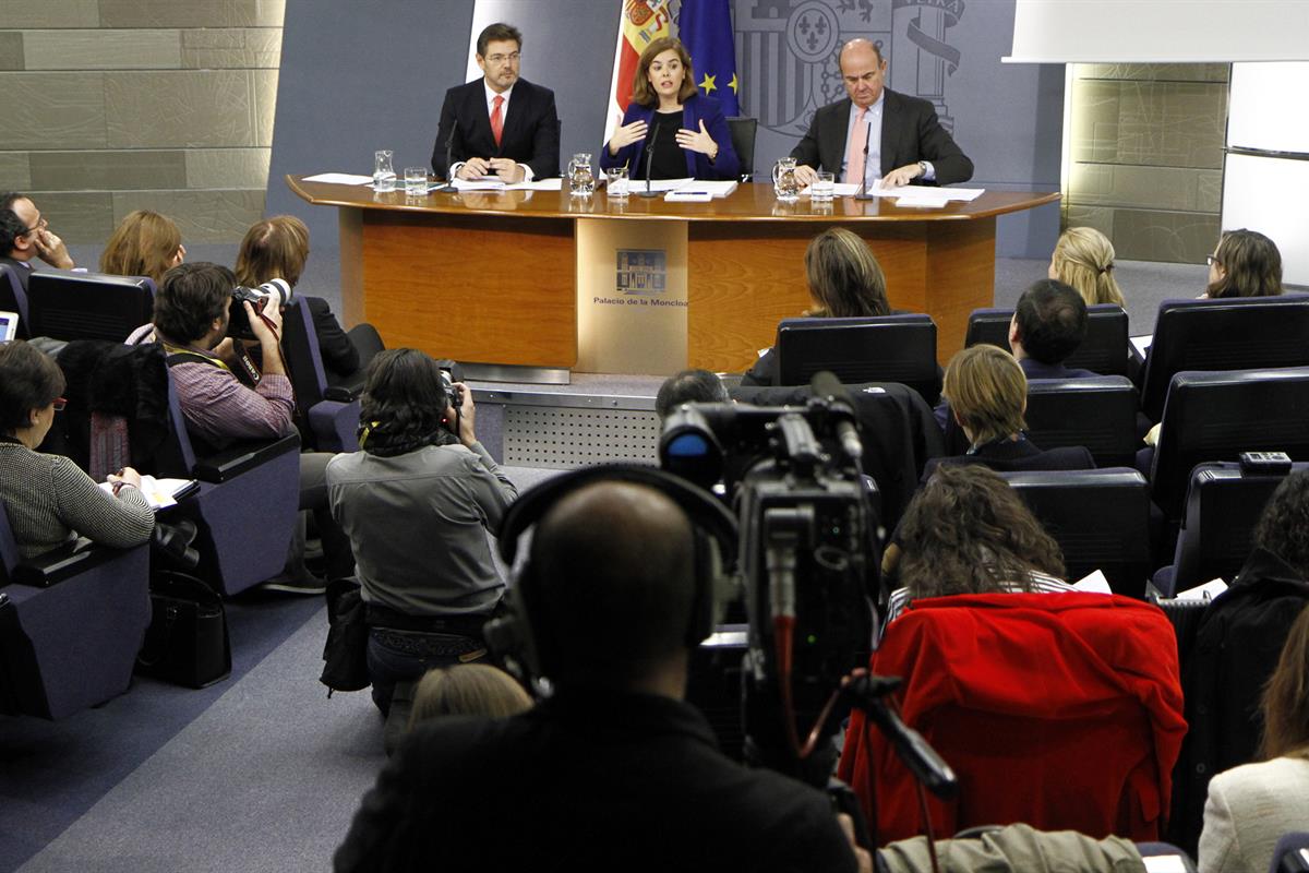 27/02/2015. Consejo de Ministros: Sáenz de Santamaría, Catalá y De Guindos. La vicepresidenta del Gobierno, ministra de la Presidencia y por...